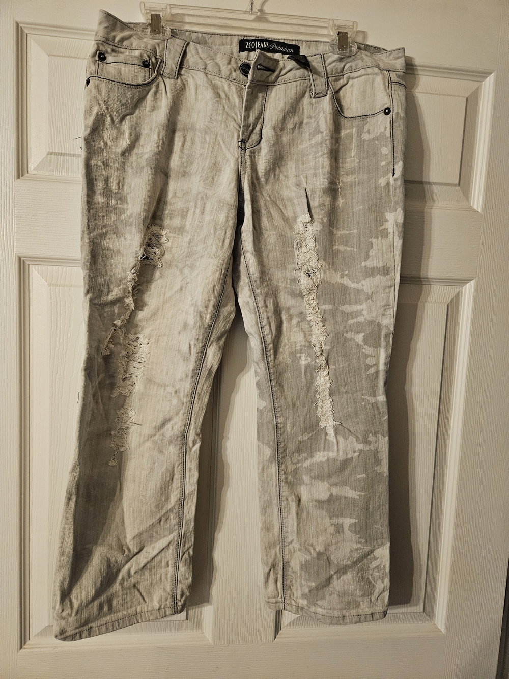 Zco Jeans Women's Light Gray Cropped Distressed Jeans